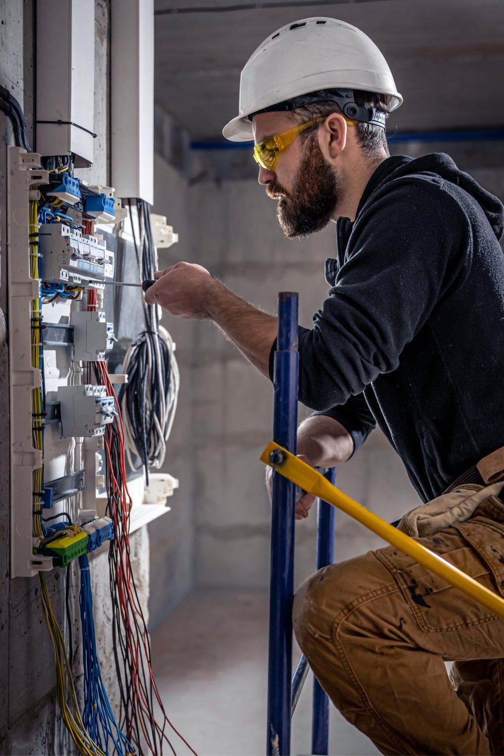Eletricista trabalhando em um quadro de distribuição